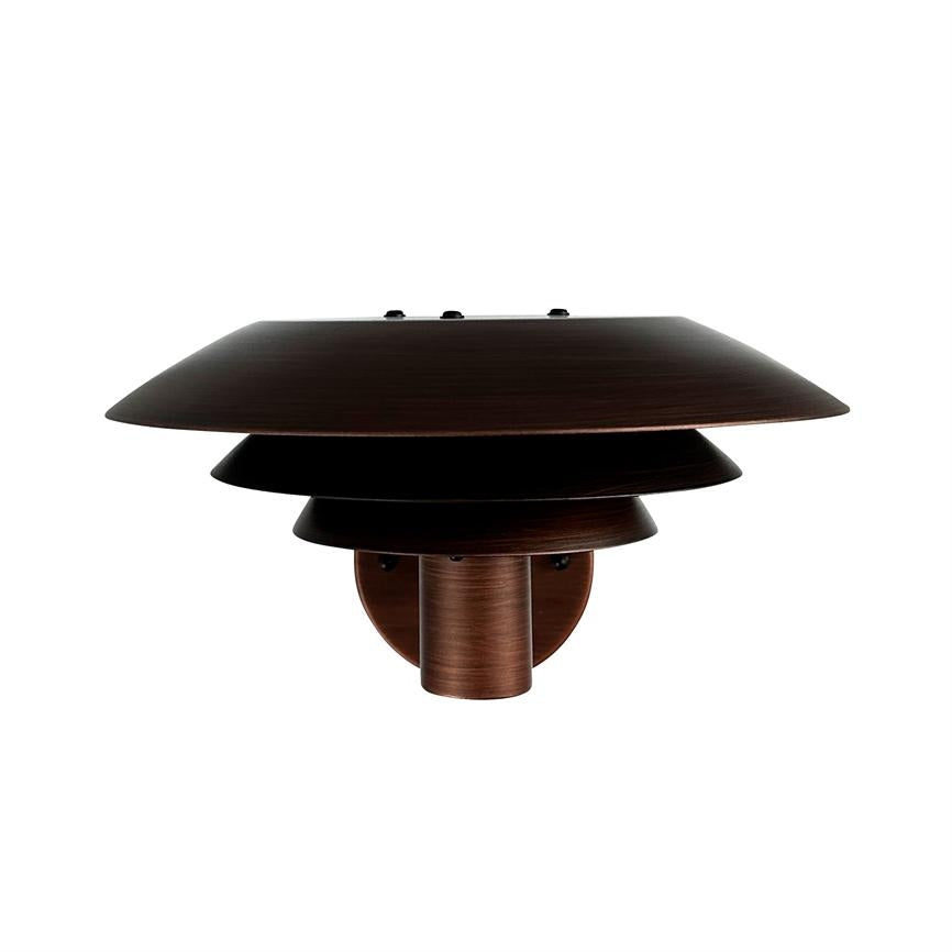 En mørk bronze, lagdelt væglampe monteret på en cirkulær plade; brede, flade skærme stablet i lag skaber et diffust nedadrettet lysudtryk, præsenteret mod hvid baggrund.