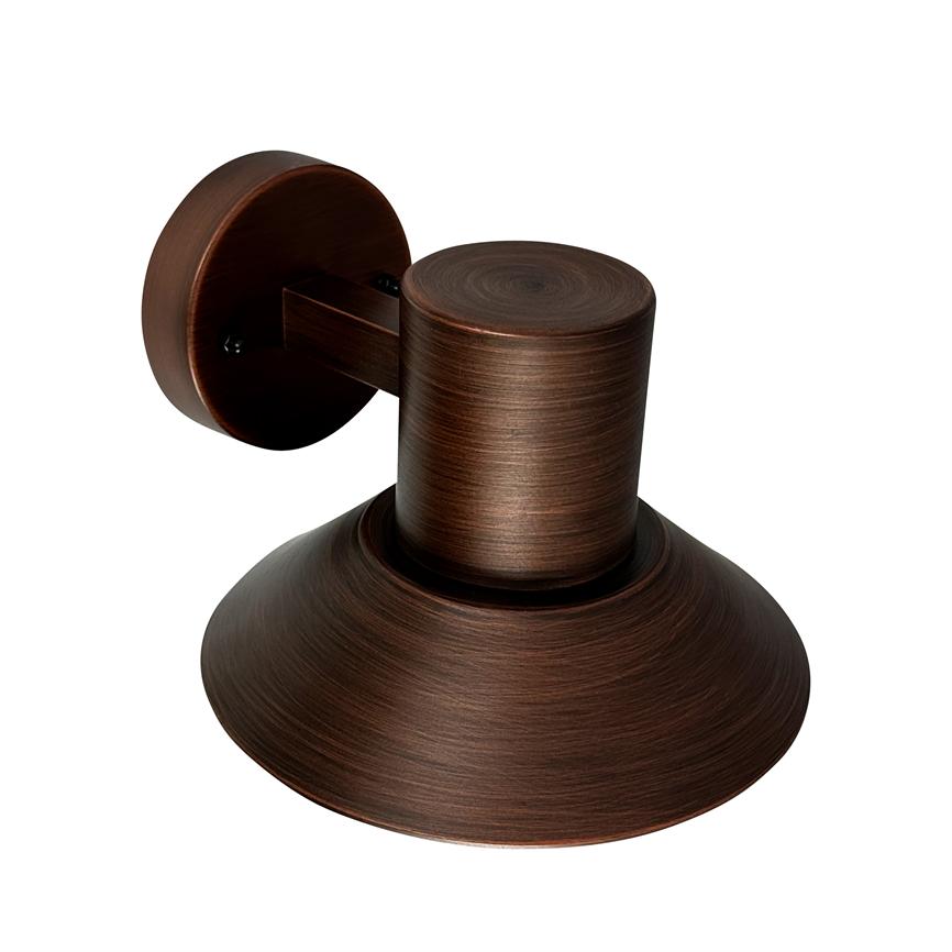 Væglampe i børstet bronze, cylindrisk fatning og bred, nedadvendt skærm; monteret på cirkulær vægplade med kort arm, fremstår mod en ensfarvet lys baggrund.