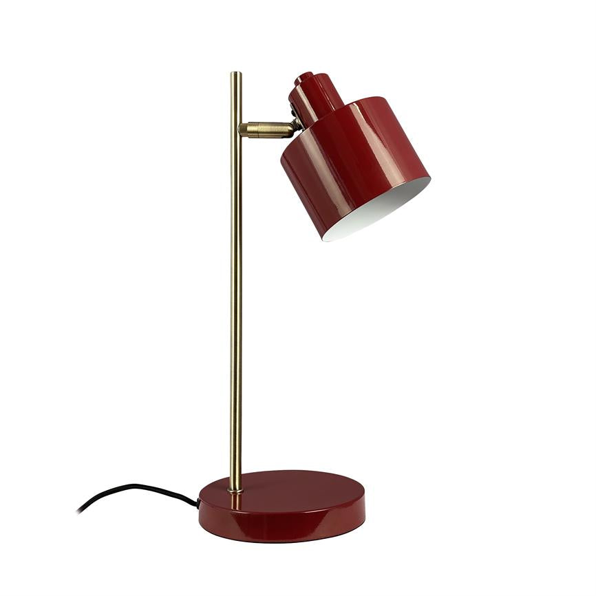 Rød bordlampe med cylindrisk skærm peger skråt nedad; monteret på en slank messingstang og rund rød fod, med synlig sort ledning mod en neutral, hvid baggrund.