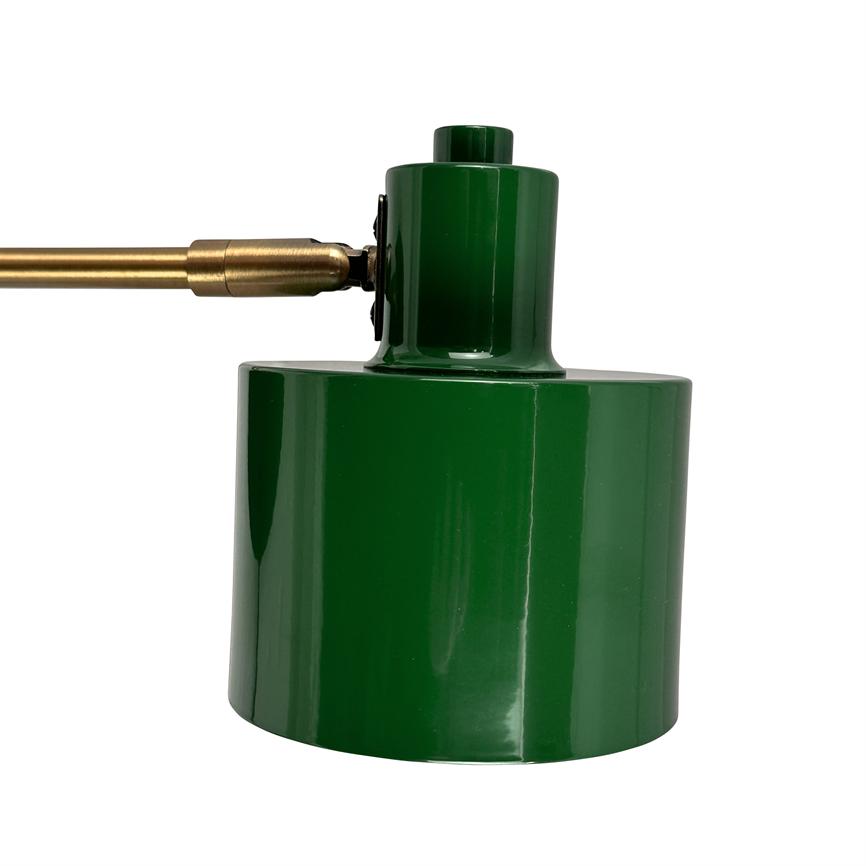 Grønt metal lampehoved fastgjort til en messingarm, vinklet mod venstre, placeret foran en ren hvid baggrund.