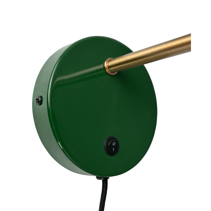 Grøn rund lampebase holder en skråt udgående messingarm; forsiden har en sort tænd/sluk-knap mærket 'I' og 'O'; sat mod neutral hvid baggrund.