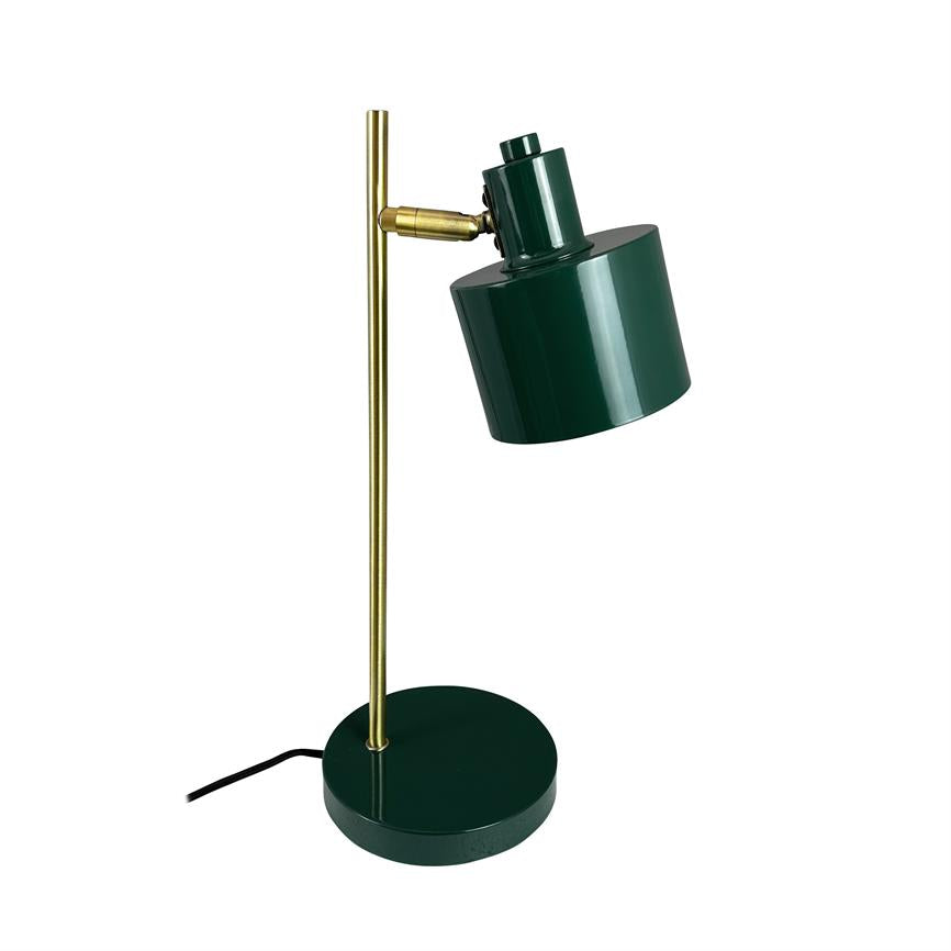 Grøn skrivebordslampe med cylindrisk skærm; skærmen er vinklet skråt nedad, monteret på gyldent lodret stativ og rund grøn base med sort ledning, mod en ren hvid baggrund.