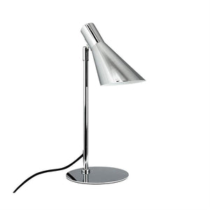 En krom bordlampe står med skærm rettet nedad; slank stang og rund fod på hvid baggrund, sort ledning ligger løst ved basesiden.