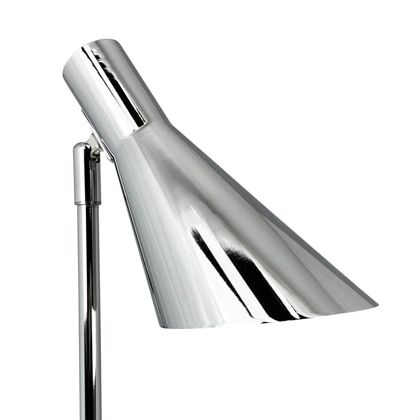 Krom bordlampe med konisk, blank skærm, vippet nedad på en slank justerbar stang; højglans, reflekterende overflade mod en ensartet hvid baggrund.