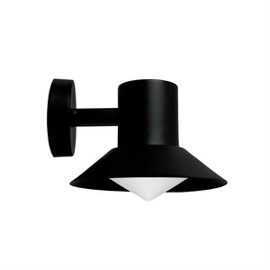 Væglampe monteret med kort arm; sort metalkuppel og bred, skrånende skærm med hvid, konisk diffusor under; minimalistisk design mod hvid baggrund.