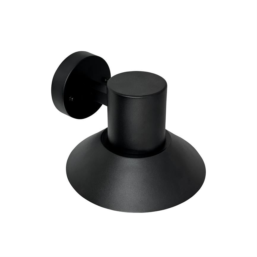 Sort væglampe med cylindrisk krop og bred, nedadvendt skærm, monteret på rund vægplade mod hvid baggrund.