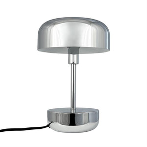 En poleret krom bordlampe med rund kuppel hviler på en tynd stang over en rund base; sort ledning peger mod venstre, på hvid baggrund.
