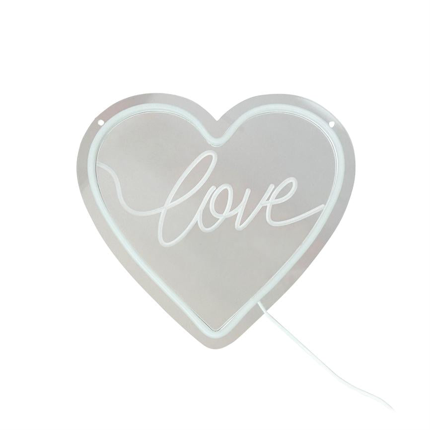 Hjerteformet neonskilt, med ordet "love" skrevet i script indeni; skiltet har en hvid ledning og ophængshuller, placeret mod en neutral hvid baggrund.