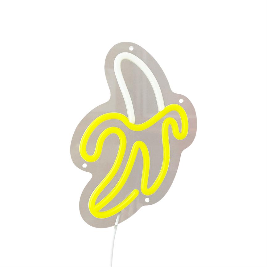 Neonlampe formet som en skrællet banan, gule og hvide lysrør lyser klart; monteret på grå akrylplade med synlig ledning, hænger mod en ensartet hvid baggrund.