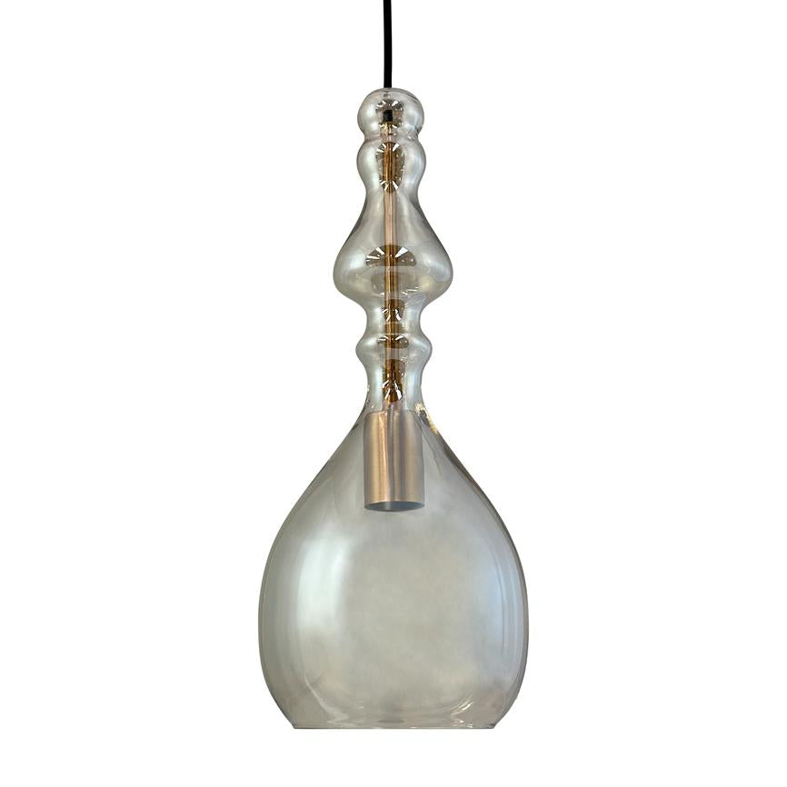En gennemsigtig glaspendel i dråbeform hænger i en sort ledning; en indvendig metalfatning og dekorative glasknuder omslutter lyskilden; neutral hvid baggrund.