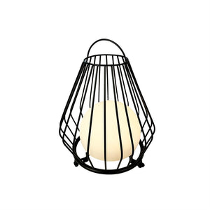 Sort metallygte med buet håndtag, der omslutter en hvid, kugleformet lyskilde, som udsender varmt lys; placeret alene mod en hvid, ensartet baggrund.