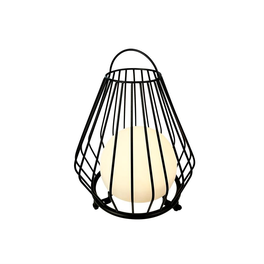 Sort metallygte med buet håndtag, der omslutter en hvid, kugleformet lyskilde, som udsender varmt lys; placeret alene mod en hvid, ensartet baggrund.