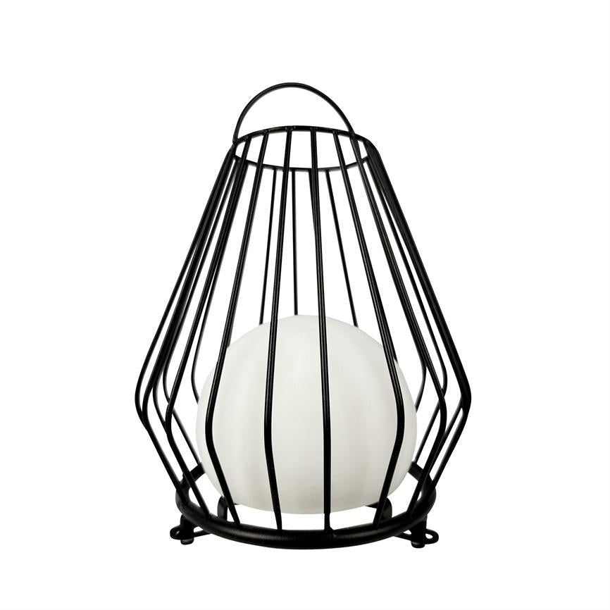 Sort metal trådkurvslanterne rummer en hvid kugle; trådene omkranser kuglen som et bur, med hank øverst og små fødder nederst, placeret på ensartet hvid baggrund.