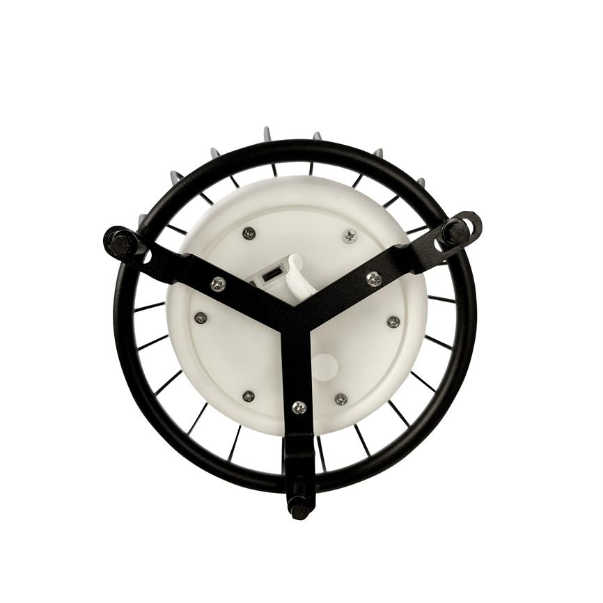 Rund lampearmatur viser undersiden, monteringsbeslag strækker sig over en hvid central enhed; sort metalskærm, synlige skruer og et lille USB-stik mod hvid baggrund.