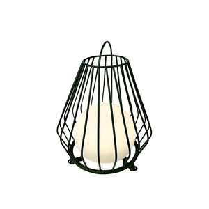 Metallampe med hvid glaskugle, udsender blødt varmt lys; kuglen er indkapslet i en kegleformet sort/grøn trådkurv, placeret på ensartet hvid baggrund.