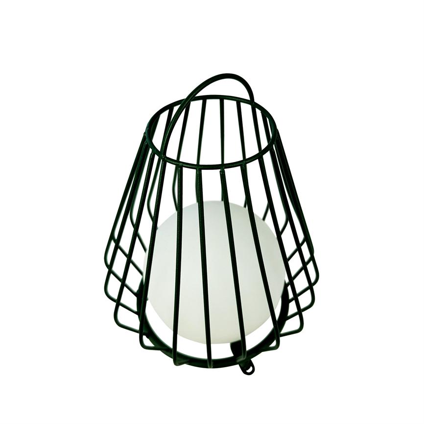 Hvid glaskugle (lyskilde) indkapsles af et sort, kegleformet metalgitter; objektet hænger let og ses isoleret mod neutral hvid baggrund.