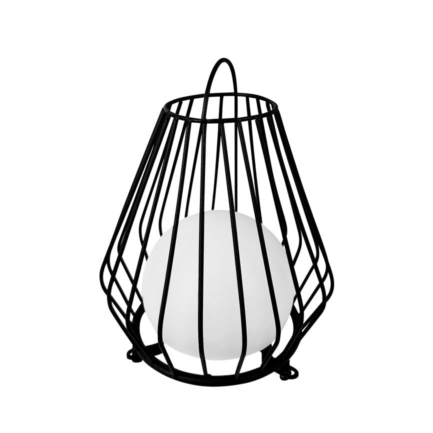 Sort metalbur omslulter en hvid kugleformet lampe; genstanden står centreret på en enkel, ensartet hvid baggrund.