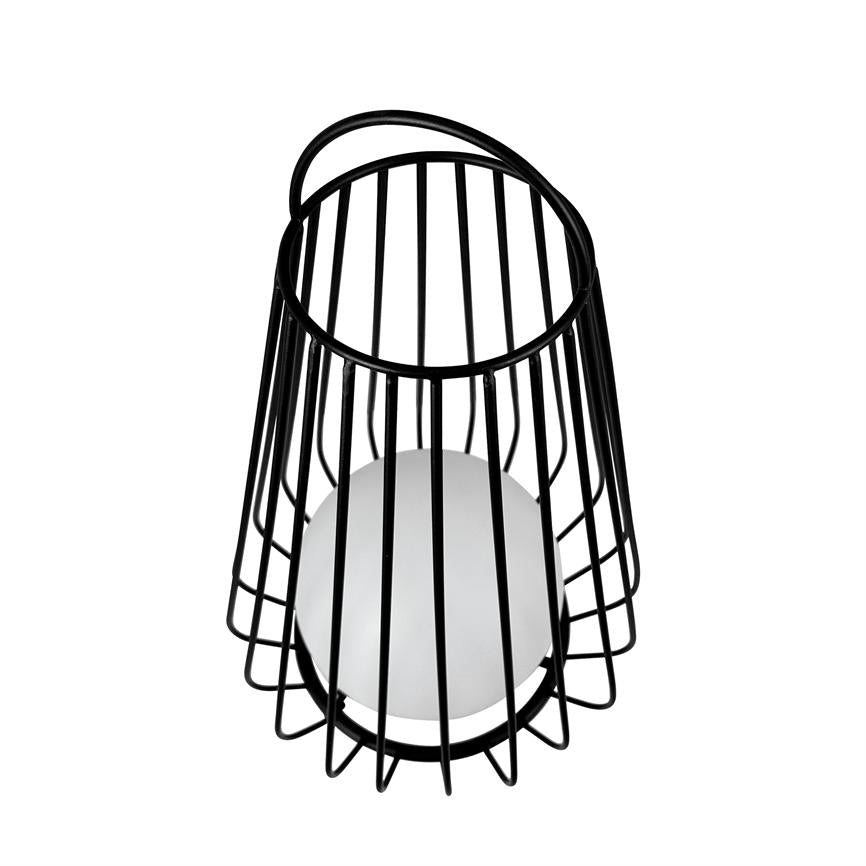 Et sort metalkurvelignende gitter indkapsler en hvid rund pære; gitteret står skråt og holder pæren centralt mod en ensartet hvid baggrund.