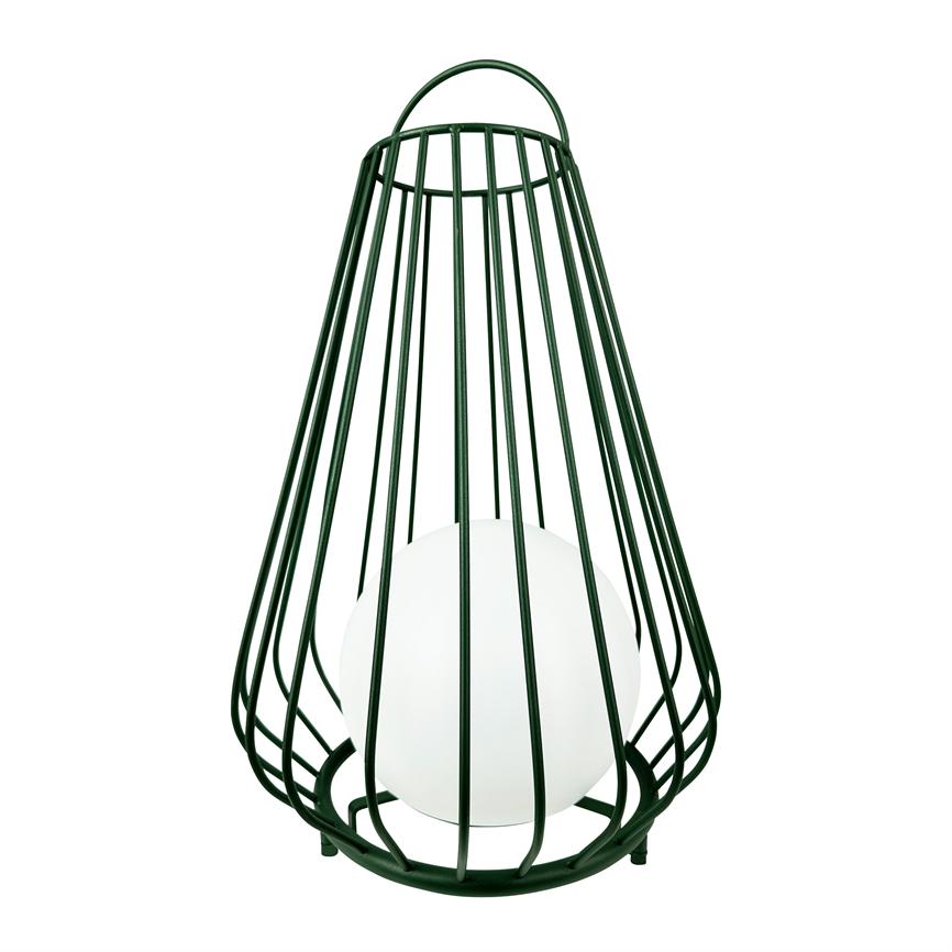 En grøn, kegleformet, gitterlignende metalramme (lanterne) omslutter en hvid, mat glas-kugle; den hviler med et bøjlegreb øverst mod en neutral, hvid baggrund.