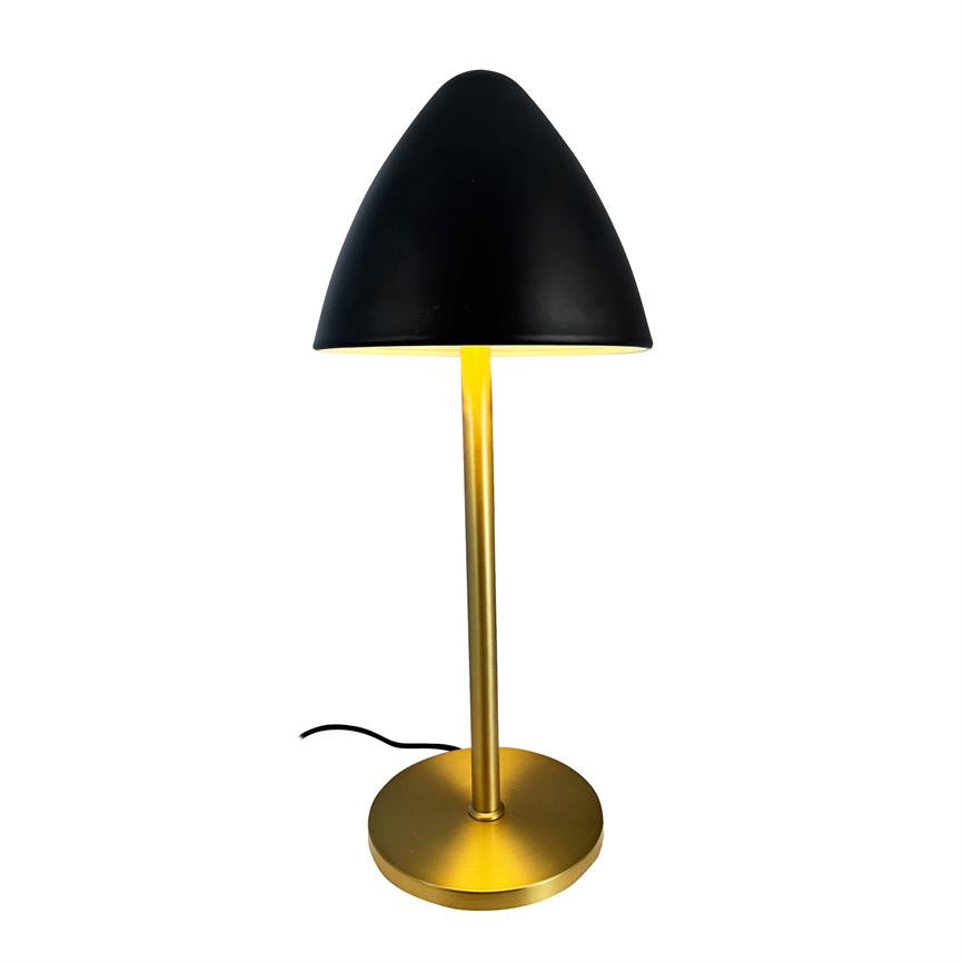 Bordlampe med sort kegleformet skærm, udsender varmt lys; slank guldfarvet stang og rund base står på hvid baggrund med synligt sort strømkabel.