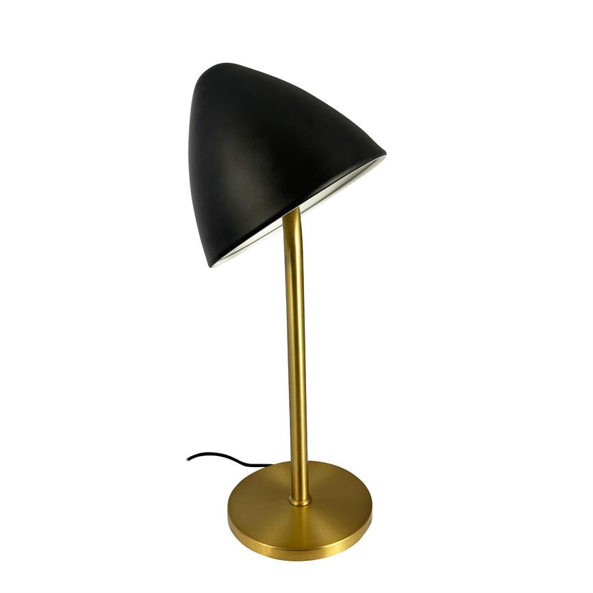 Bordlampe med sort, skråtstillet skærm, der lyser nedad; slank guldfarvet fod og rund base på hvid baggrund med synlig sort ledning.