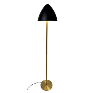 Gulvlampe med sort halvkugleskærm, gylden slank stang og rund fod; kaster varmt lys nedad, med sort ledning på hvid neutral baggrund.
