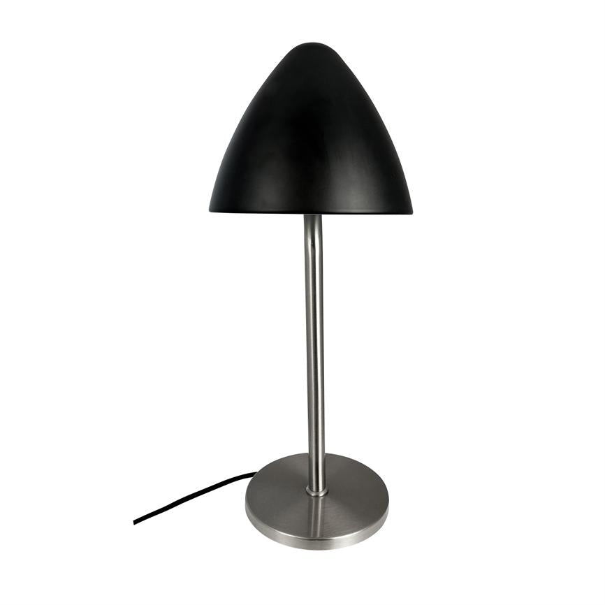 En bordlampe med svampformet sort skærm står på en slank stålstang og rund metalfod; en sort ledning ligger ved foden, placeret mod en neutral hvid baggrund.