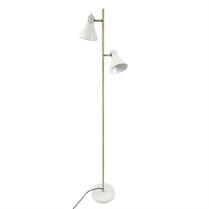 En høj gulvlampe med to hvide, vinklede justerbare skærme; den står på en slank messingstang med rund hvid fod på en neutral hvid baggrund.