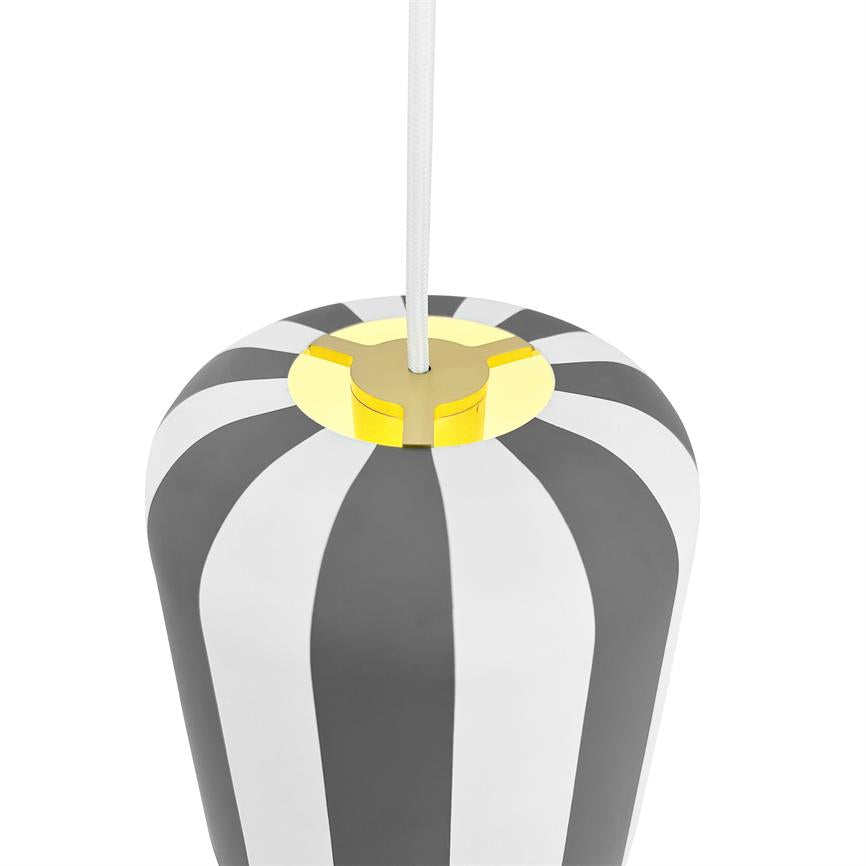 Pendel hænger i en hvid stofledning over hvid baggrund; konisk skærm med brede sorte og hvide lodrette striber og gylden metaldetalje ved ophæng.