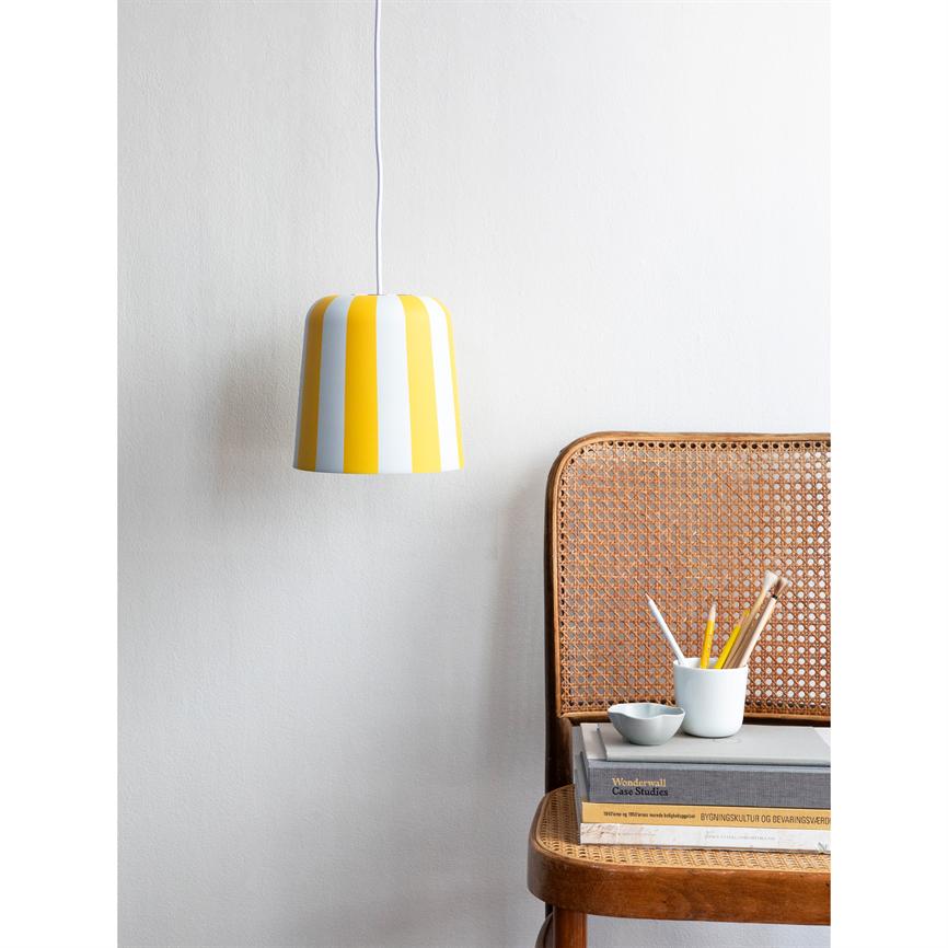 Gul-hvid stribet pendellampe hænger over en rottingstol med bogbunke, krus med blyanter og en lille skål, foran en hvid væg.
 
 Tekst: "Wonderwall Case Studies"; "BYGNINGSKULTUR OG BEVARINGSVÆRDIER"