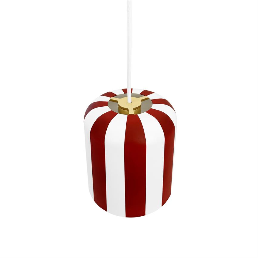 Cylinderformet lampe med røde og hvide lodrette striber, hænger i en hvid ledning med en lille messingtop og svæver foran en ensartet hvid baggrund.