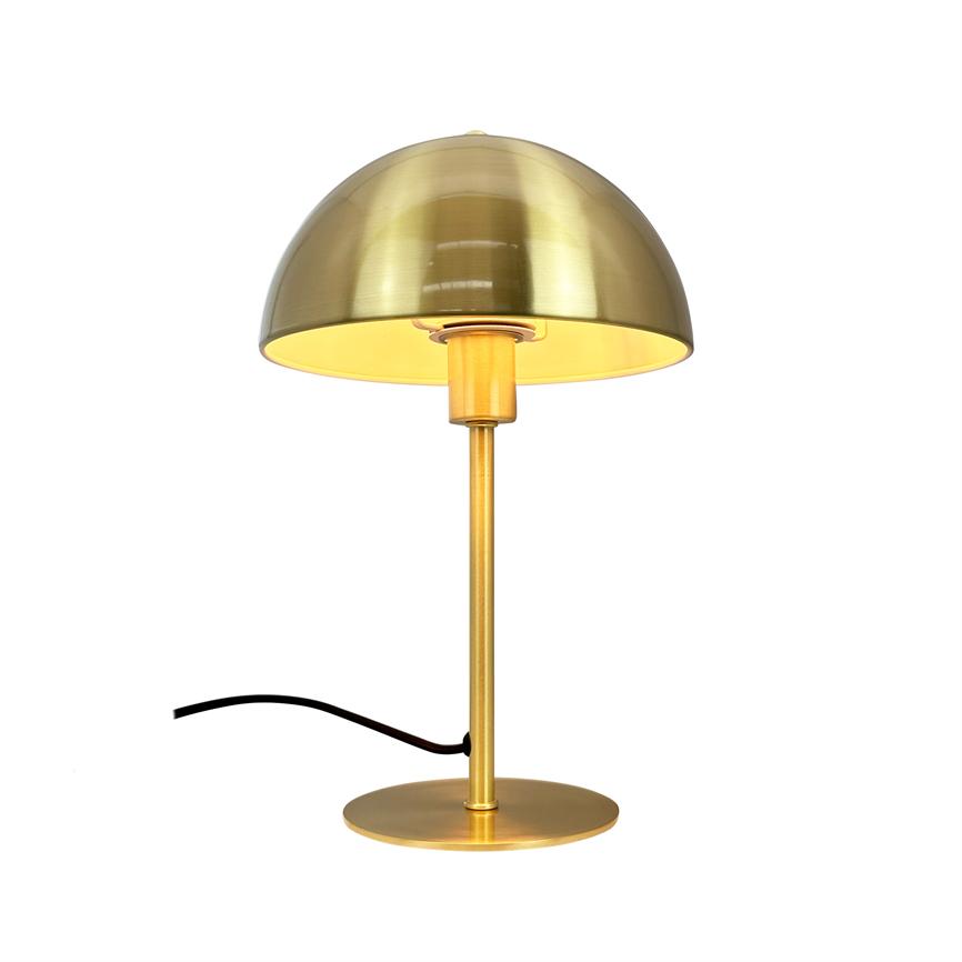 Bordlampe i poleret messing lyser varmt nedad; halvkugleformet skærm på slank stang over rund fod, sort ledning ligger snoet ved siden af på hvid baggrund.
