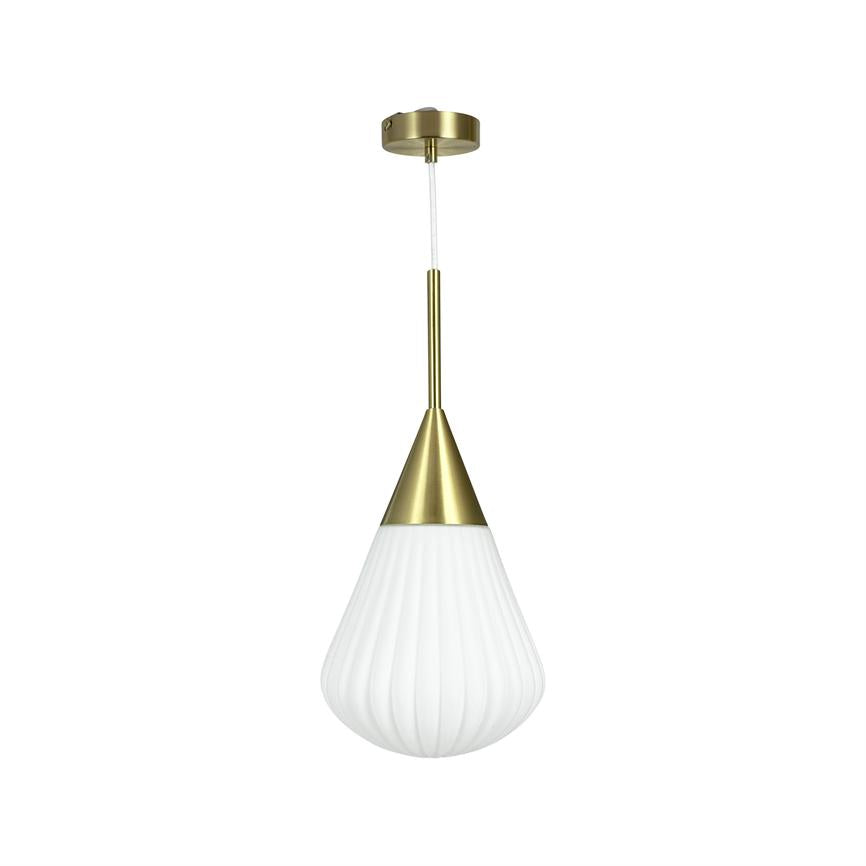 En pendellampe med guldmetal konisk top og hvid ribbet pæreformet glasskærm hænger i en tynd ledning fra loftet, vist mod en neutral hvid baggrund.