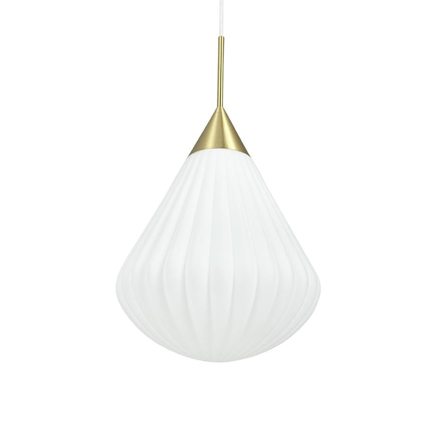 En dråbeformet pendel hænger i en tynd ledning; hvid, rillede skærm med mat overflade og messingfarvet konisk top mod en ren, hvid baggrund.
