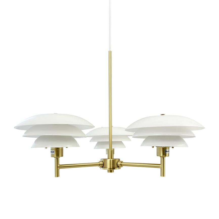 En messingfarvet loftslampe med tre lige armer hænger fra en central stang; hver arm bærer en hvid, tredelt kuppelformet skærm, vist på en neutral hvid baggrund. Tekst på lampen: "LED".