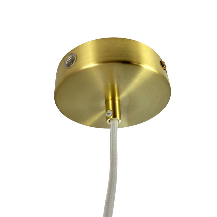 Rund messing loftroset holder en hvid stofbetrukket ledning, fastgjort med et lille cylindrisk beslag; børstet guldoverflade, monteret mod hvidt loft.