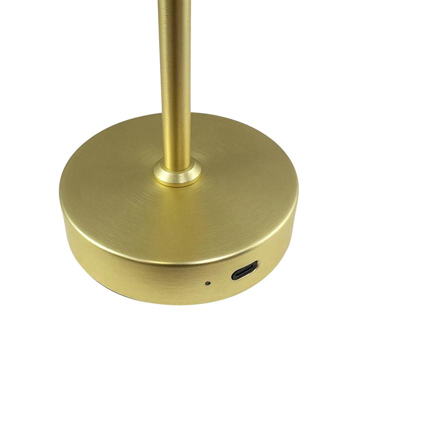 Guld­farvet lampefod står lodret; en slank stang rejser sig fra en rund base med USB‑C‑port og lille indikator, på hvid baggrund.