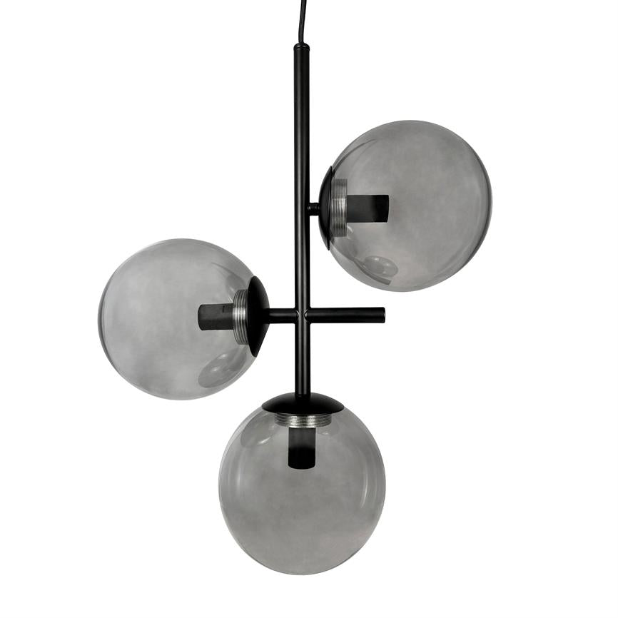 En moderne loftpendel med tre røgfarvede glaskupler, monteret på en sort metalstang; kuplerne hænger i forskellige højder og afspejler lys mod en neutral hvid baggrund.