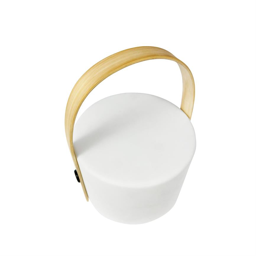 Cylindrisk hvid bærbar lampe med buet træhåndtag, håndtaget står op; lampen hviler på en ensartet hvid baggrund og ses oppefra.