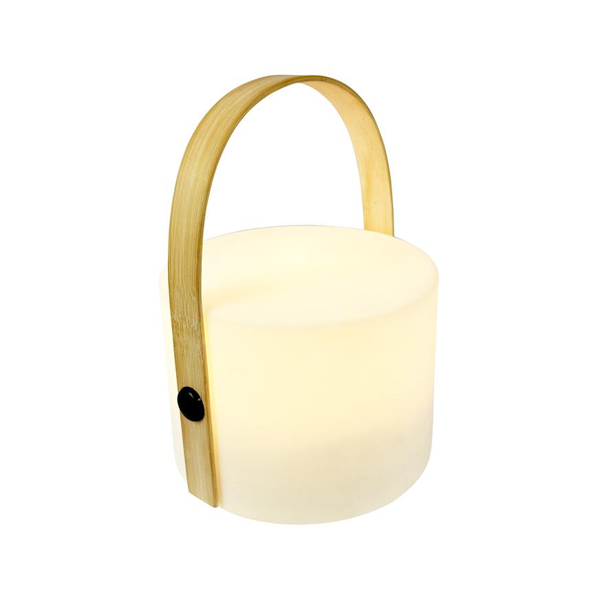 Cylinderformet bærbar lampe med mat, hvid diffusor og buet bambushåndtag, udsender blødt, varmt lys på en ensartet hvid baggrund.