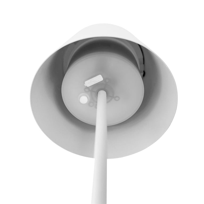 En hvid lampeskærm ses nedefra; en central stang strækker sig mod beslaget, afslørende bundens monteringsdetaljer og en lille etikette i et lyst, minimalt miljø.