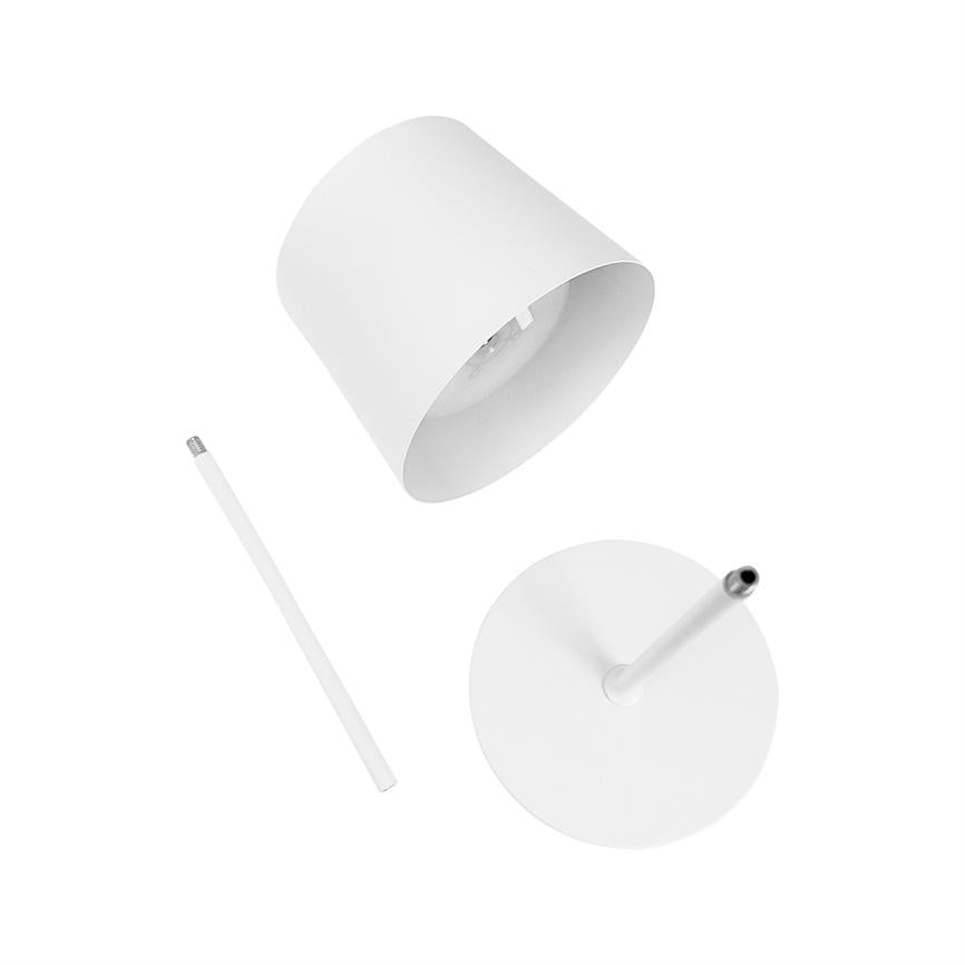 Hvid bordlampe — skærm, afmonteret stang og rund fod — ligger adskilt og tilsyneladende klar til samling på en ren, hvid studiebaggrund.