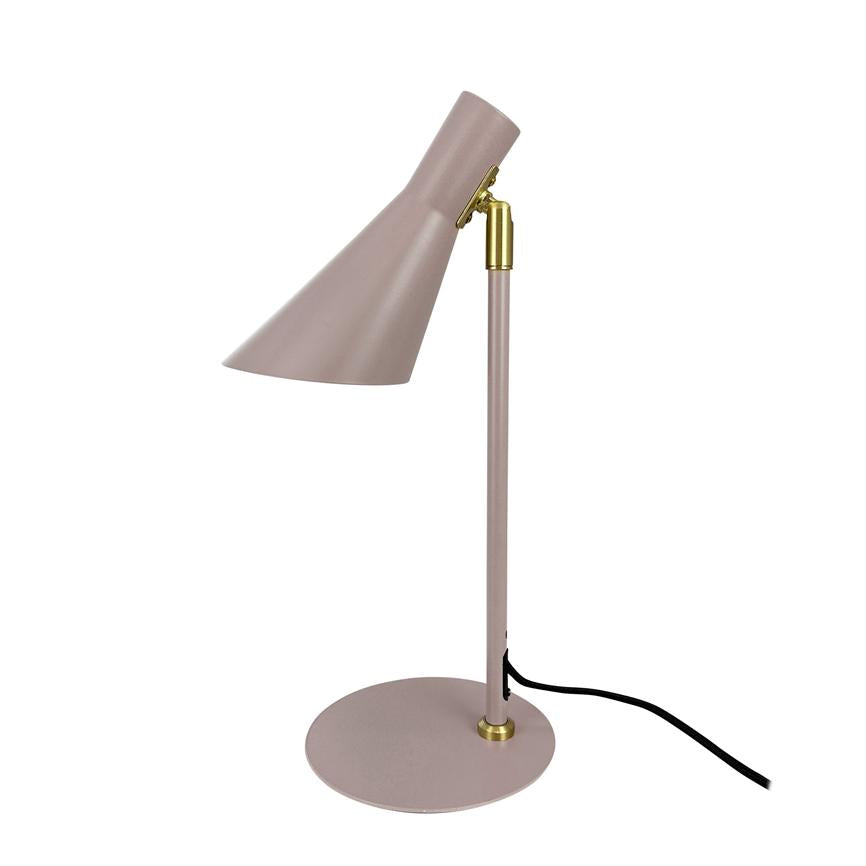 Bordlampe i mat støvet rosa metal med skråtstillet kegleformet skærm, slank stang og rund base; justerbart hoved med gyldent hængsel, sort ledning, på hvid baggrund.