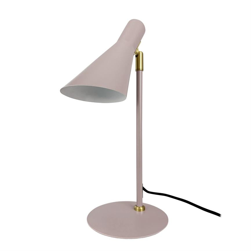 Bordlampe med konisk skærm, vipbar mod bordet, monteret på slank stang og rund base, rosa metal og messingdetaljer, sort ledning synlig, placeret på hvid baggrund.