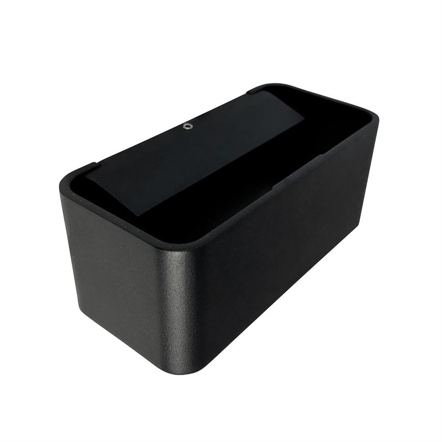 Sort, rektangulært etui med afrundede hjørner; en smal sort låge ligger delvist åben over en indre åbning; præsenteret mod en ensartet hvid baggrund.