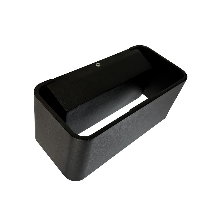 Sort rektangulært vægarmatur viser en aflang frontåbning og en synlig monteringsskrue, designet til retningsbestemt op- eller nedadrettet belysning i et moderne interiør.