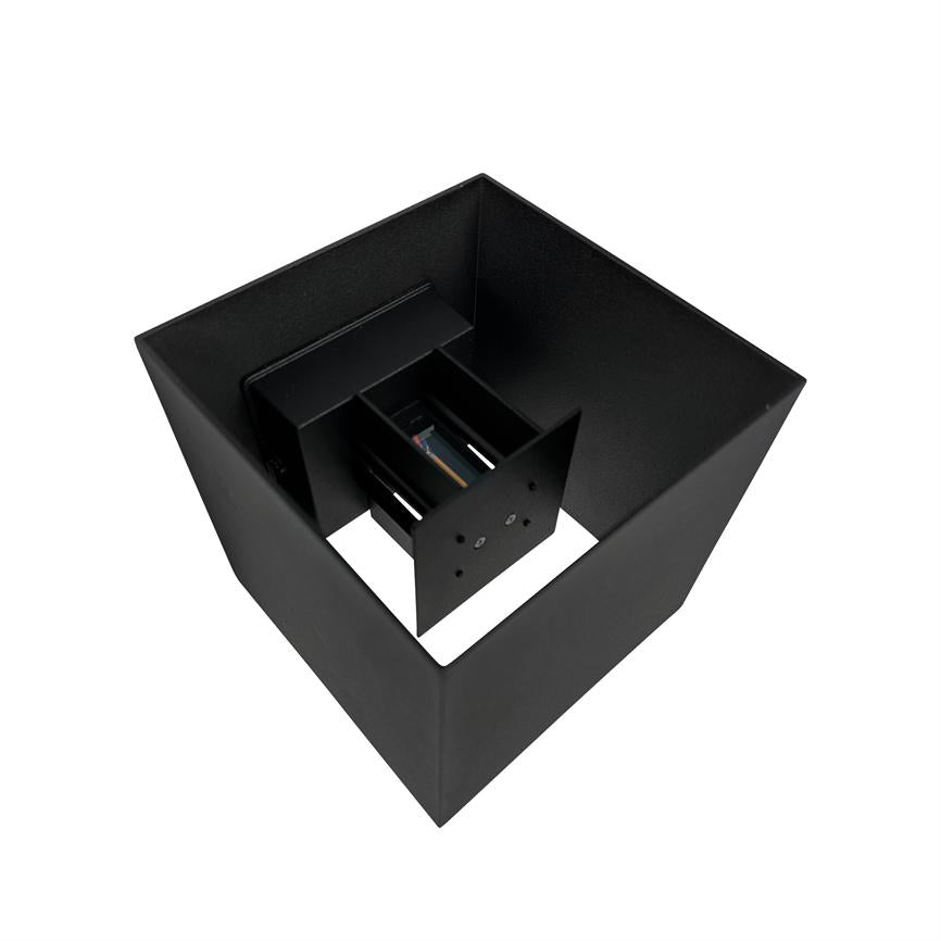 Firkantet sort væglampe med åben bund; udstiller et centralt monteret LED-modul og indvendigt beslag; placeret mod en ensartet hvid baggrund.