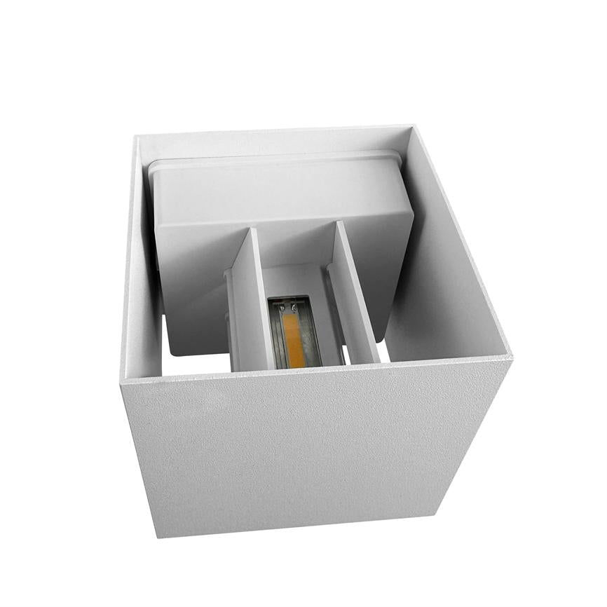 Kubisk væglampe indeholder et synligt COB-LED-modul vendt nedad mellem to indvendige afskærmninger i et hvidt, minimalistisk, åbent firkantet kabinet.