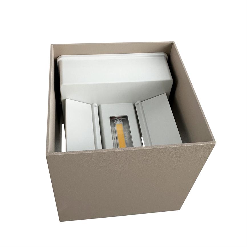 Firkantet metalboks-lampe med synlig COB-LED; LED'en er monteret centralt bag to vinklede reflektorer, hvide indvendige komponenter og beige yderside, placeret mod en neutral hvid baggrund.