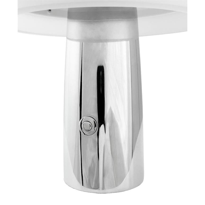 Kromcylindrisk bordfod reflekterer lys og rummer en rund trykknap; den er placeret under en hvid bordplade mod en ensartet hvid baggrund.